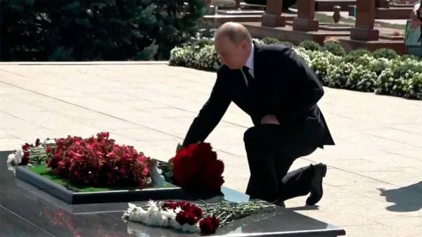 Владимир Путин посетил в Беслане мемориал, где похоронены жертвы теракта в сентябре 2004 года