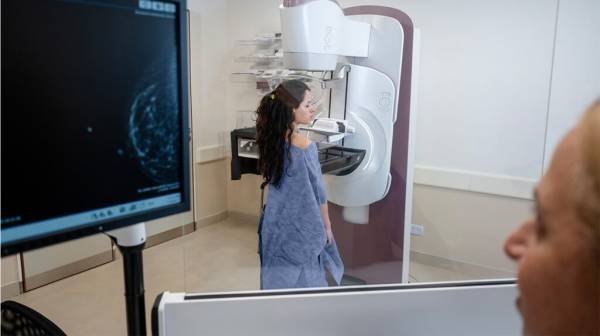 Breast cancer: AI-assisted mammography cuts later diagnosis rate